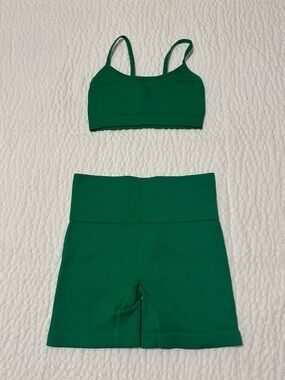 Colsie Green Ribbed Seamless Sports Bra & High-Waist Biker Shorts Set